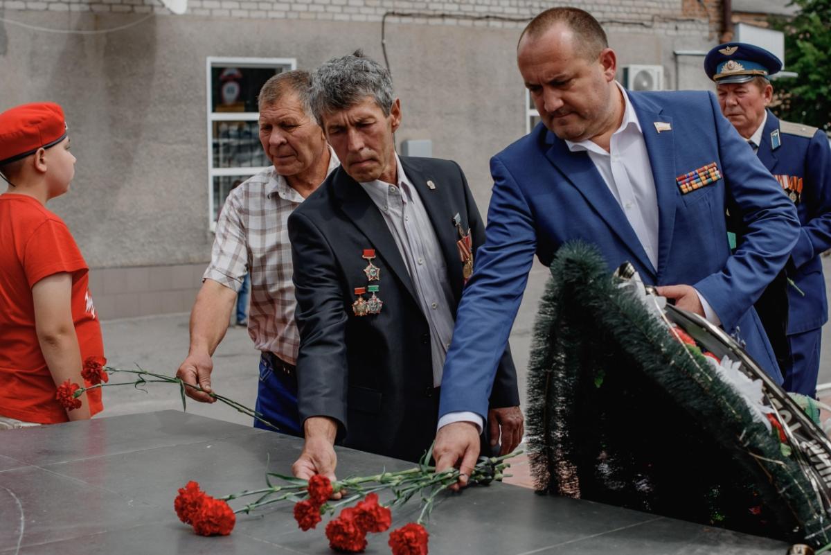 Ко Дню ветерана боевых действий в Балашове возложили цветы к памятнику