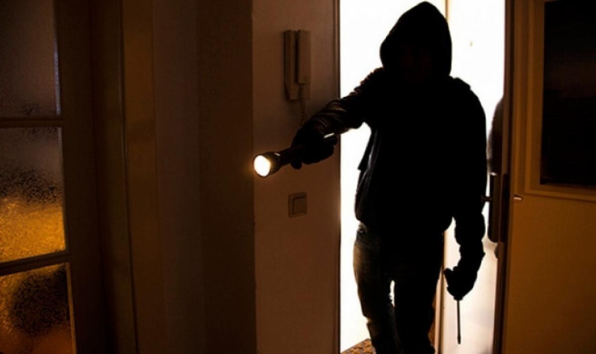 «Двери были не заперты»: насильник с ножом надругался над 17-летней девушкой в ее же доме