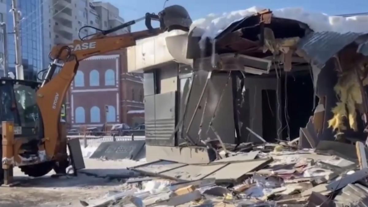 Ларек на Ильинской площади Саратова демонтировали по решению суда