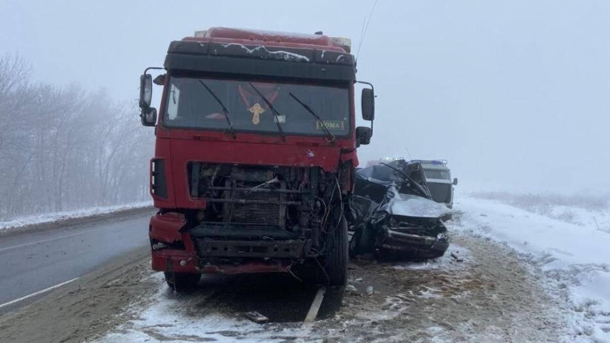 Два человека погибли в ДТП с фурой на саратовской трассе 31 декабря