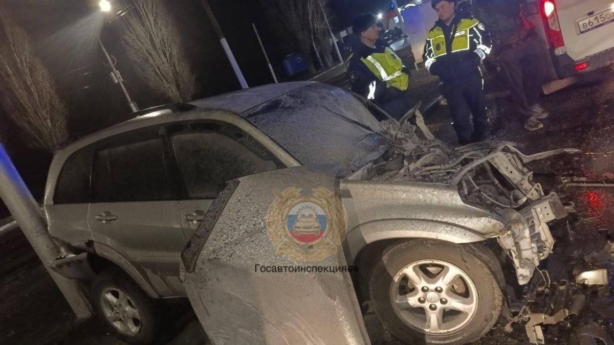 В Саратове пострадал водитель попавшей под бензовоз «Тойоты»
