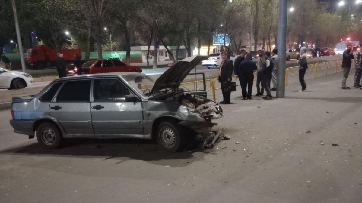 В Саратове ночью разбился насмерть водитель ВАЗа и пострадала его пассажирка