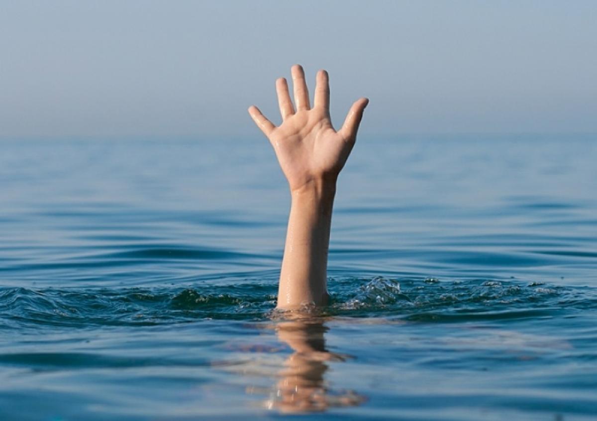 Хотел научить плавать: пьяный дед утопил 7-летнего внука, сбросив его с лодки