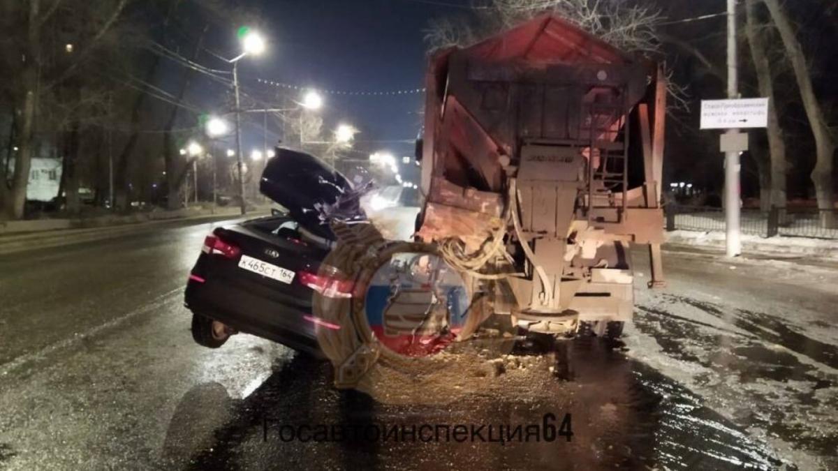 В Саратове водитель KIA въехал в стоящий грузовик и покалечился 