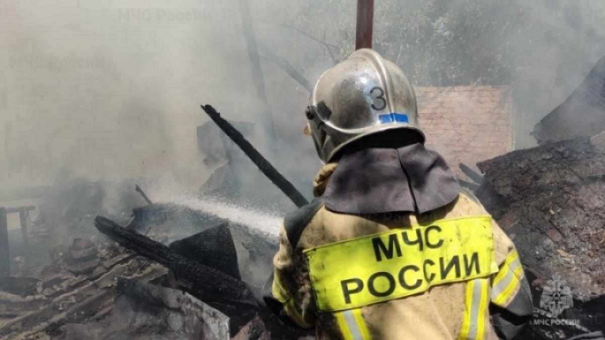 В Саратове 2 пожарных расчета тушили сараи на Васильковской