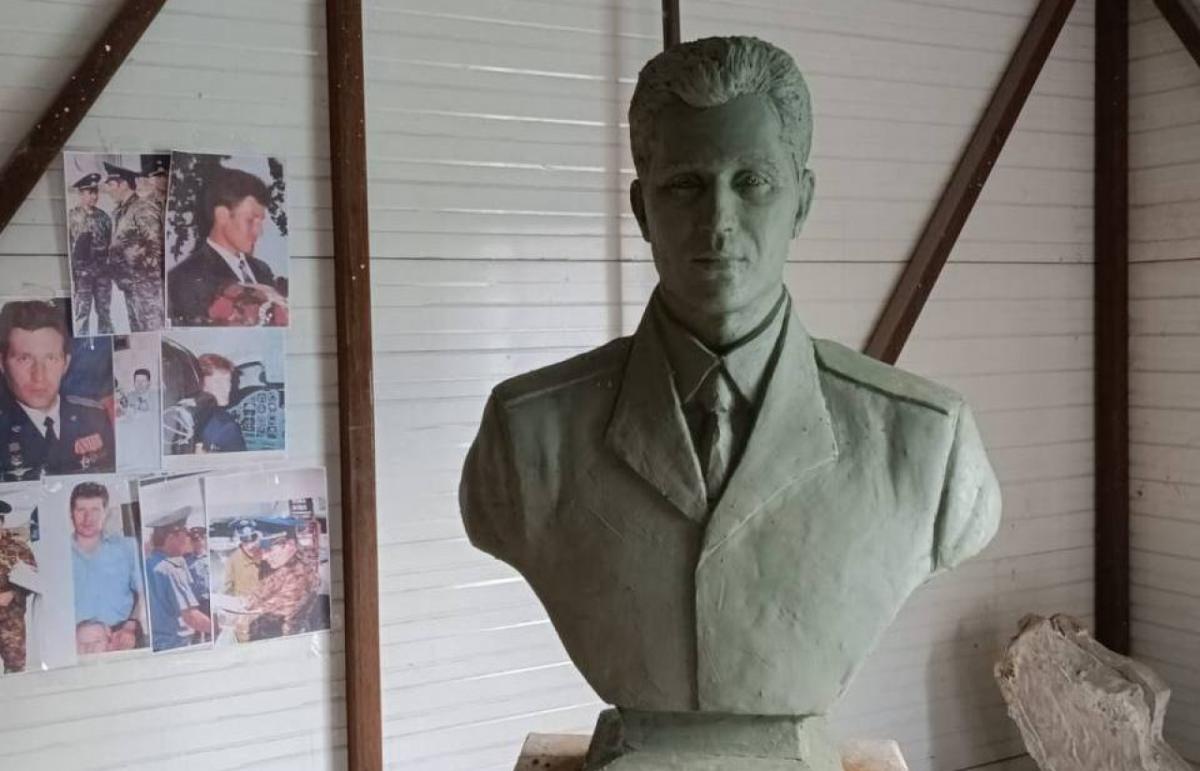 В энгельсской школе «Патриот» установят бюст Героя России Юрия Дейнеко