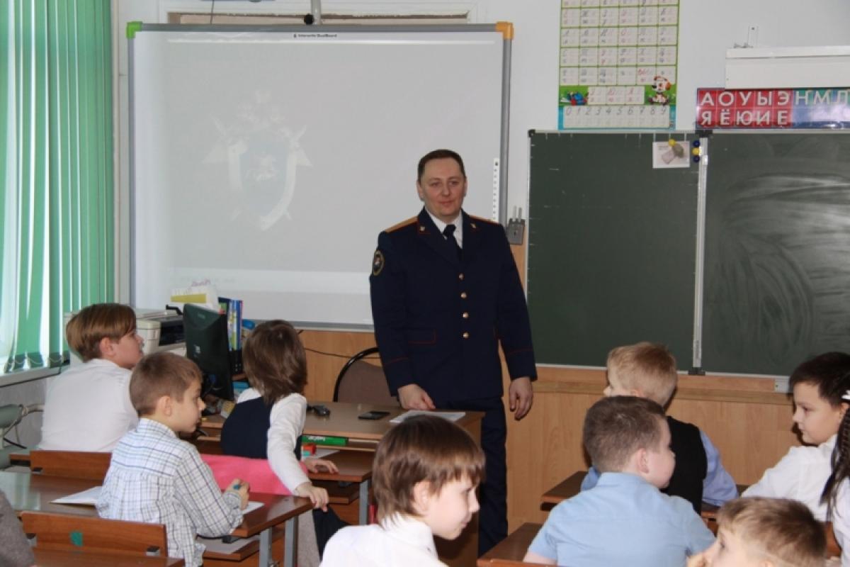 Сотрудники Следственного комитета России провели в школах «Уроки мужества»