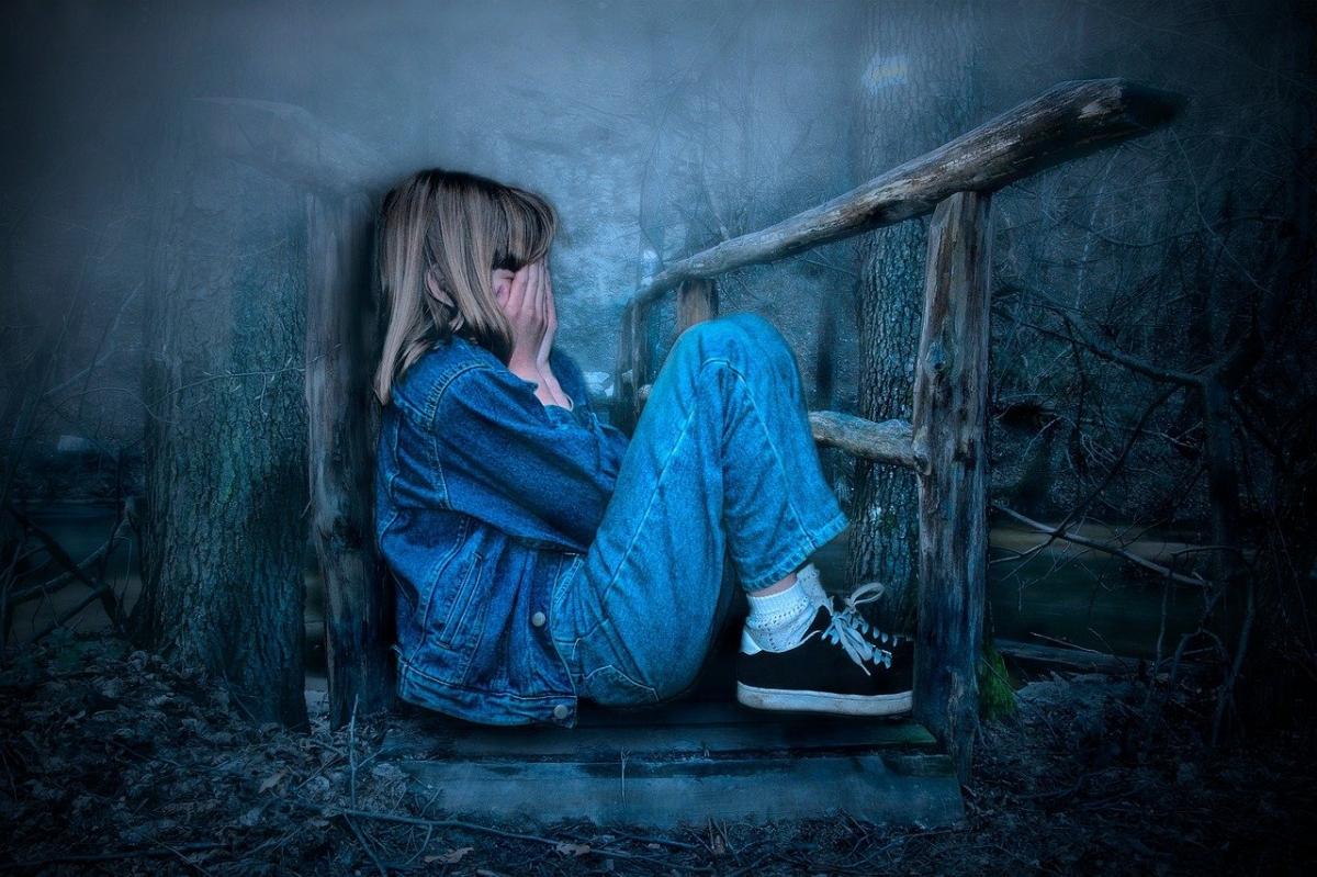 В Саратове мужчина домогался 11-летней падчерицы, оставшись с ней наедине в квартире