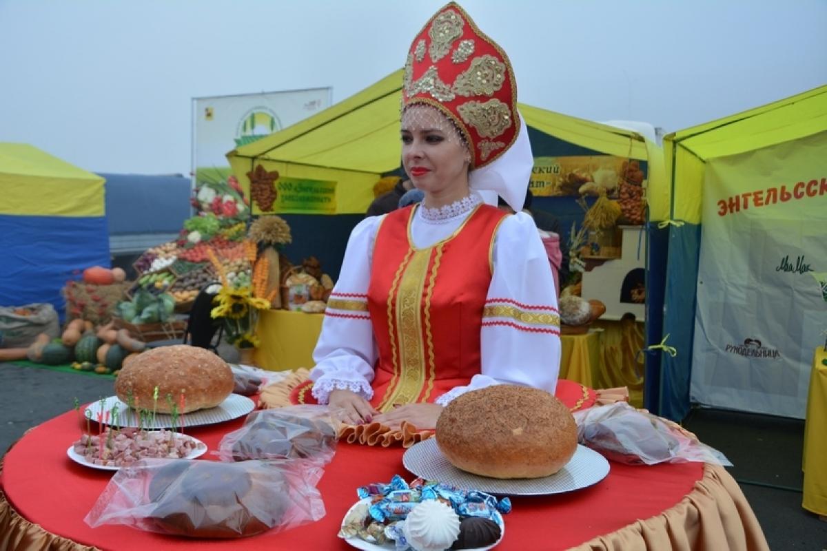 Энгельсские конфеты, сыр и другие товары стали лауреатами ярмарок на Театральной площади 