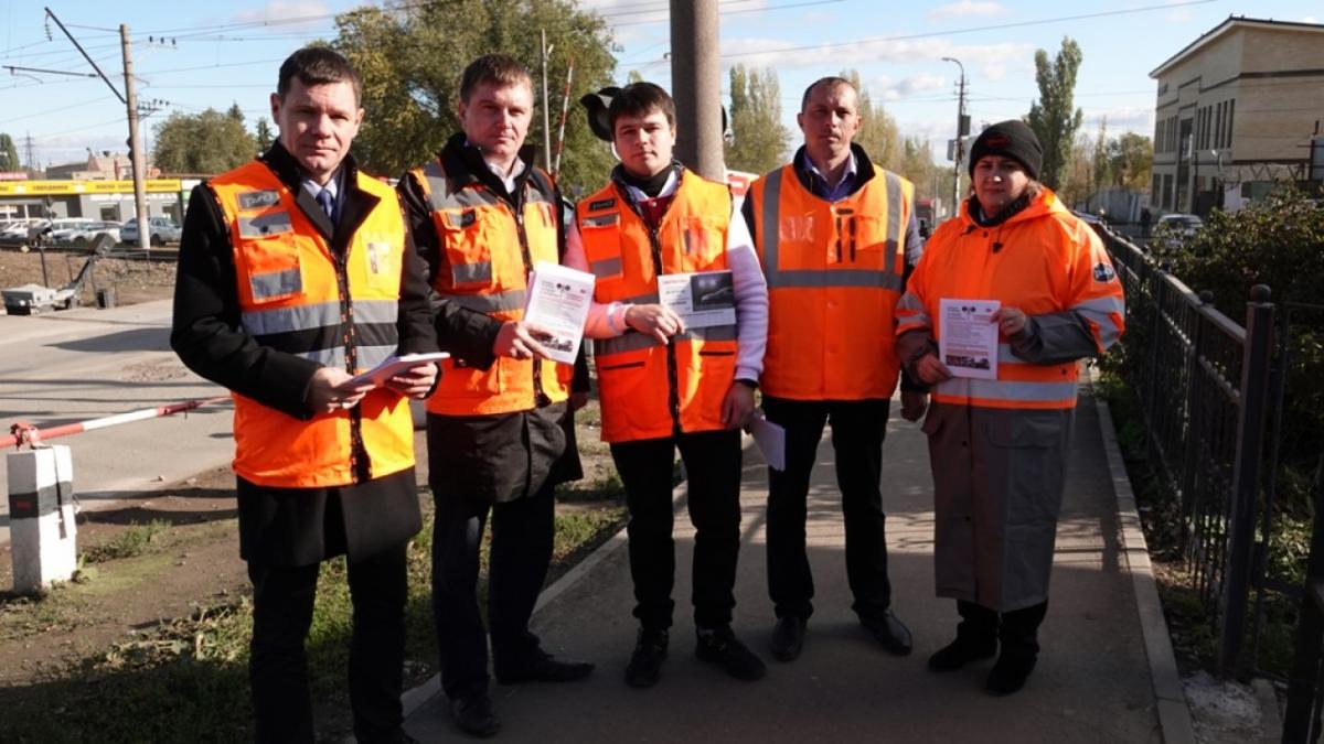 Саратовским водителям напомнили о правилах пересечения железнодорожных переездов