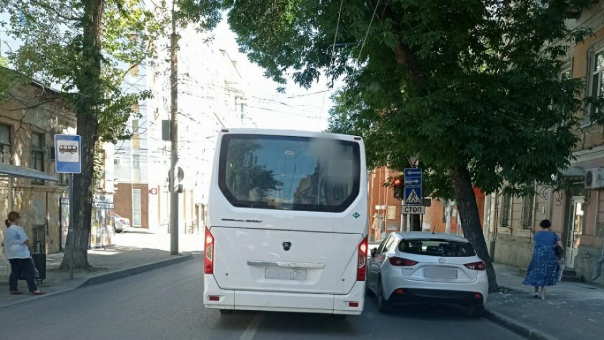 Водитель саратовского автобуса обругал пассажиров за сломавшийся терминал по оплате проезда