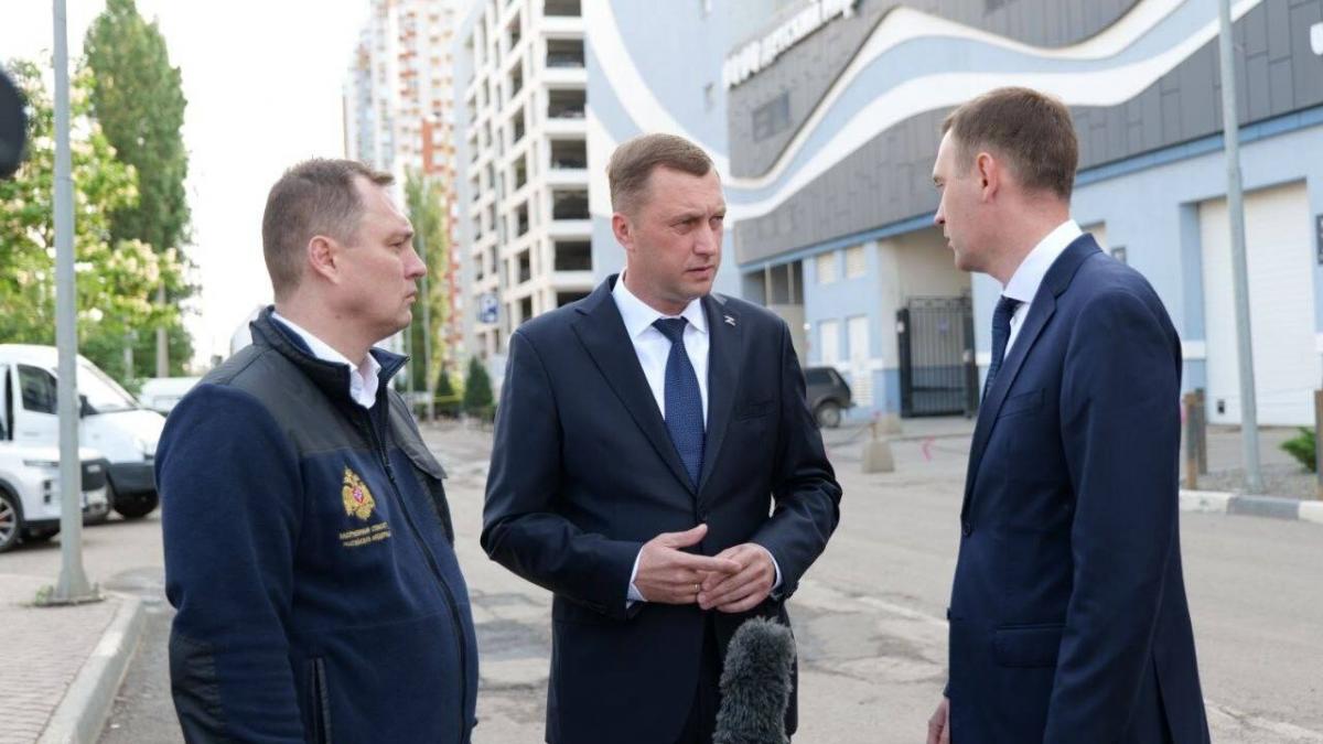 В Энгельсе специалисты осмотрели поврежденный БПЛА дом на Тельмана
