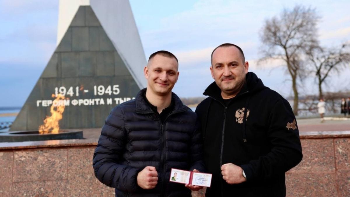 Вячеслав Калинин вручил партийный билет саратовскому участнику СВО