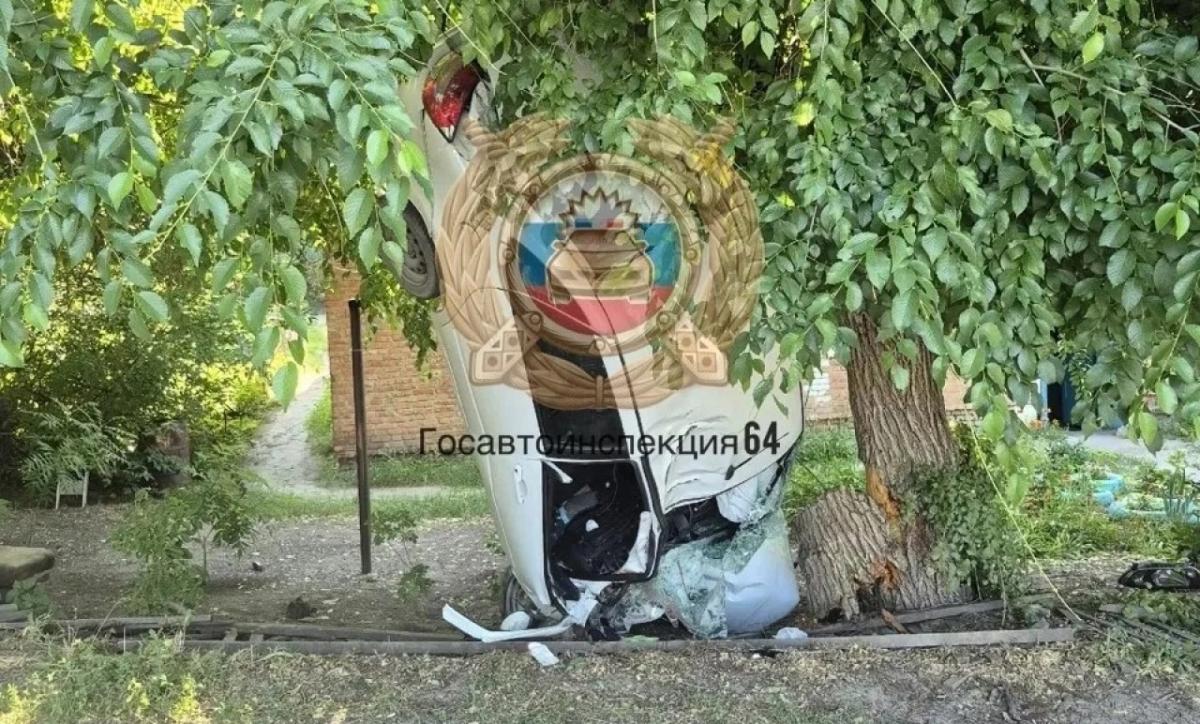 ДТП в Саратове: 2 молодых человека погибли в протаранившей дерево «Гранте» 
