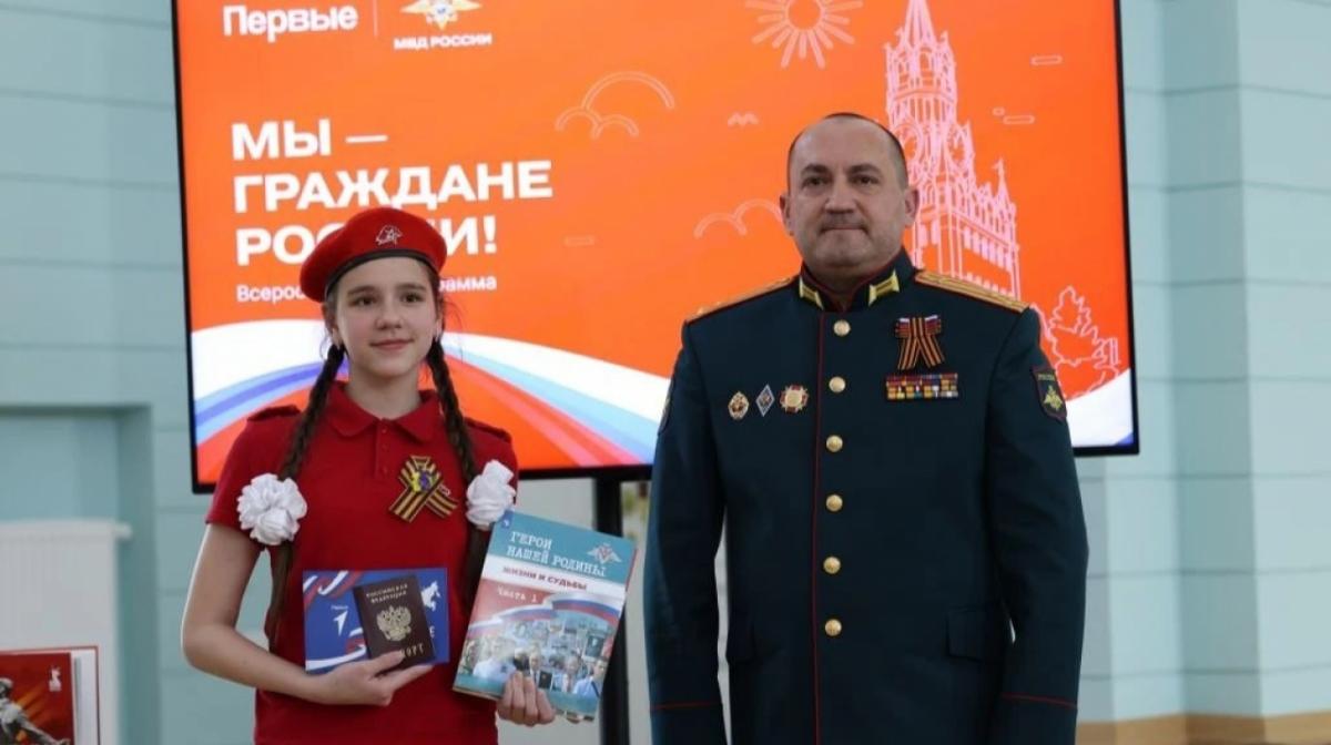 Депутат облдумы Вячеслав Калинин вручил паспорта ребятам «Движения Первых»