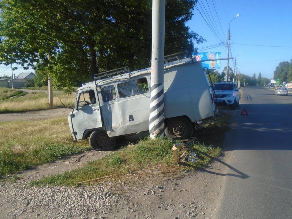 В Энгельсе «буханка» протаранила столб на Волжском проспекте