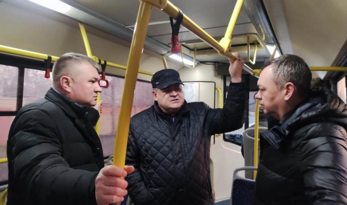 В Саратове чиновники и депутаты проехали на автобусе №9Б