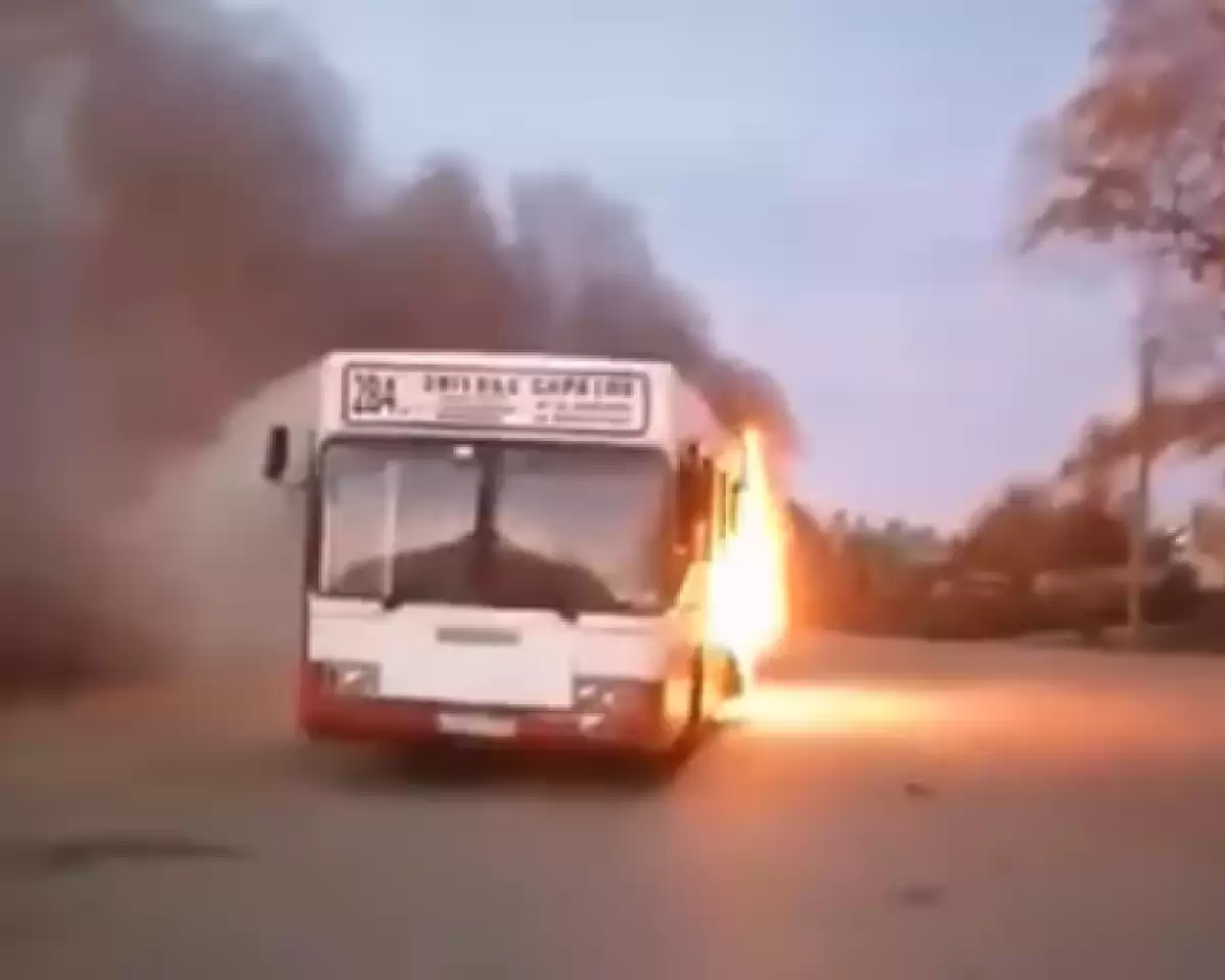 Горожане сняли на видео полыхающий автобус «Саратов-Энгельс»