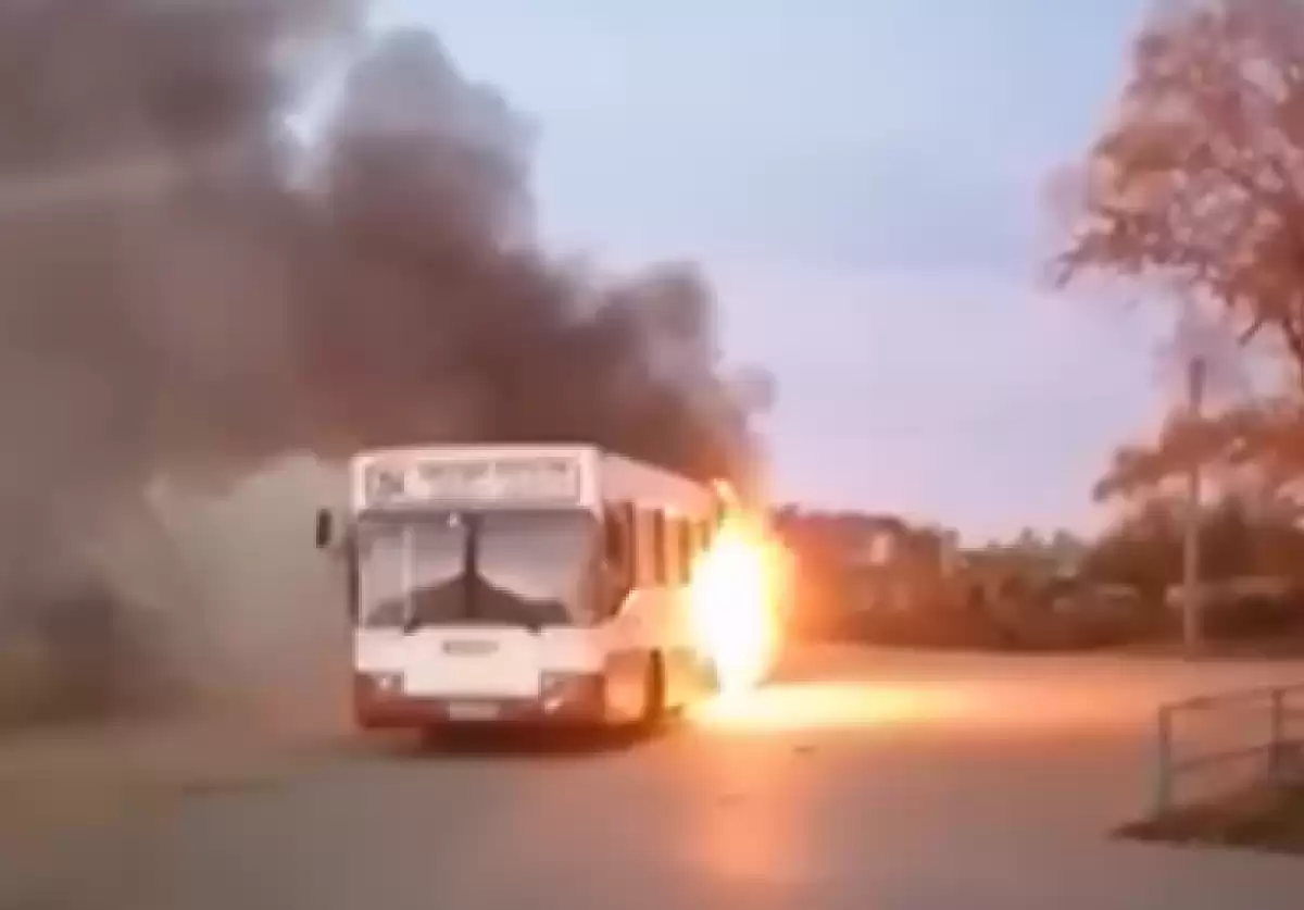 Горожане сняли на видео полыхающий автобус «Саратов-Энгельс»