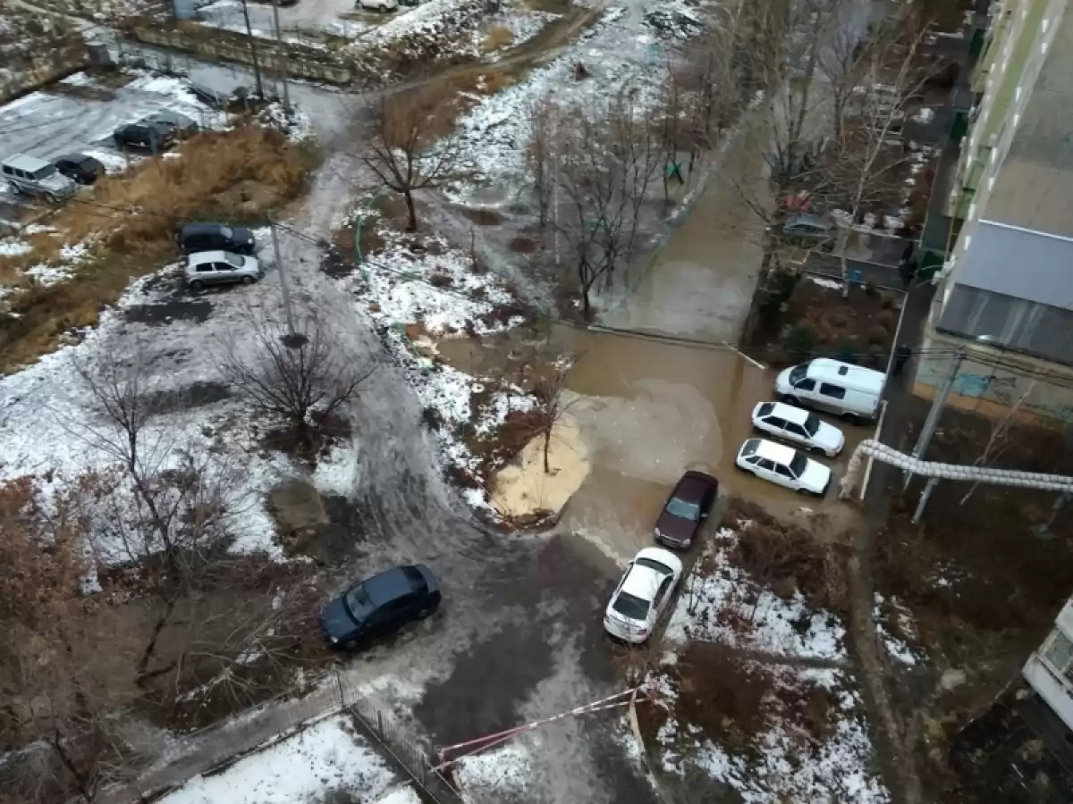 Коммунальная авария в Юбилейном: вода заливает автомобили местных жителей