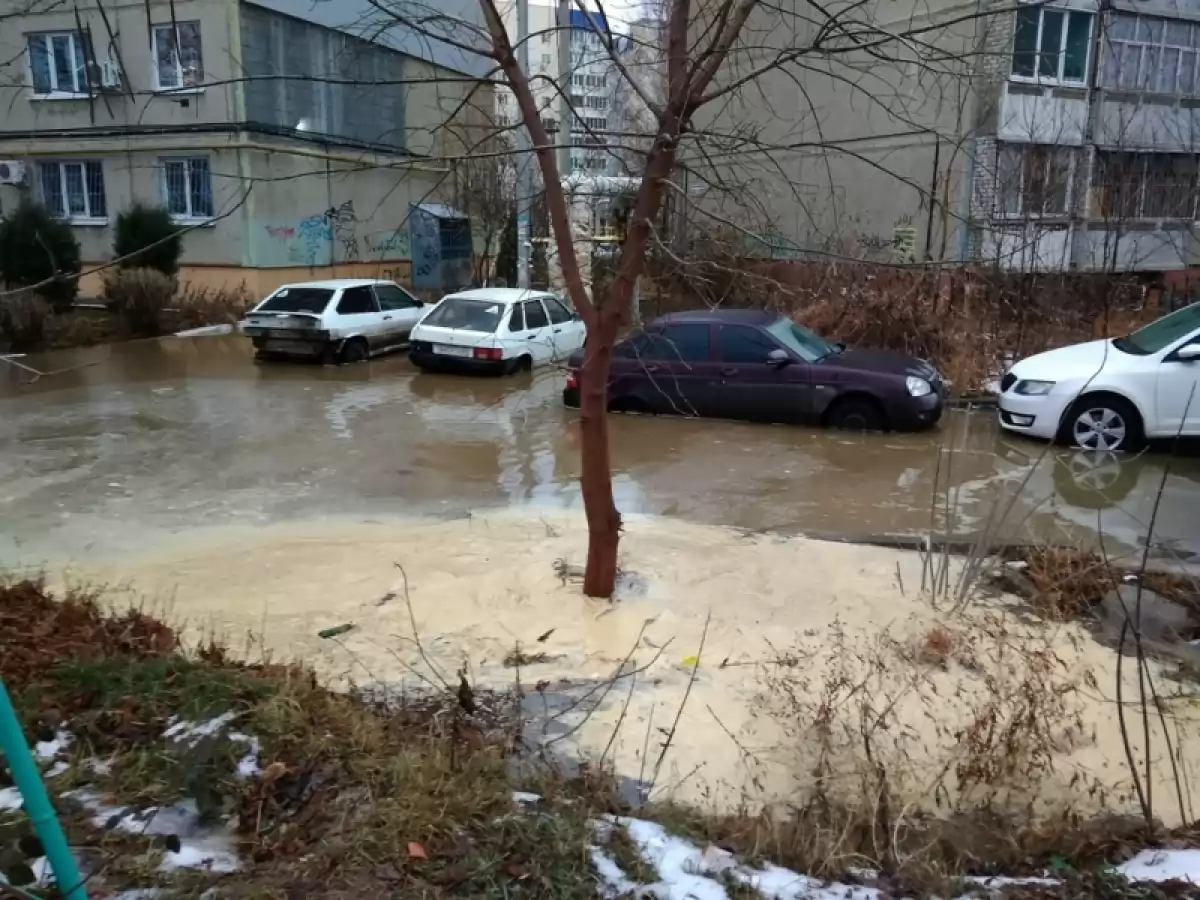 Коммунальная авария в Юбилейном: вода заливает автомобили местных жителей