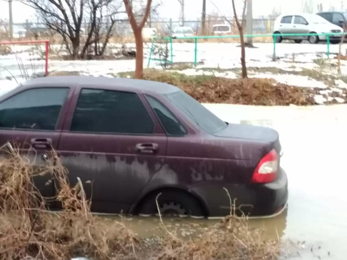 Коммунальная авария в Юбилейном: вода заливает автомобили местных жителей