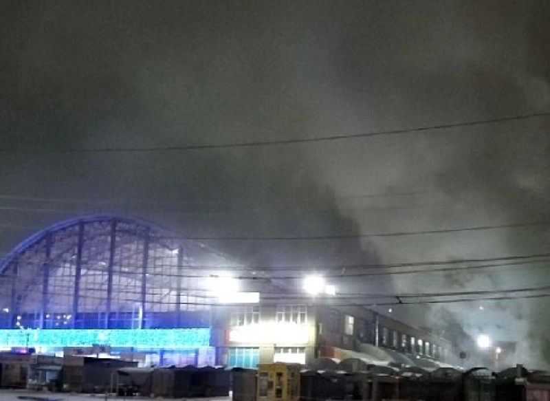 Пожар в районе Сенного рынка в Саратове: под угрозой «Магнит»
