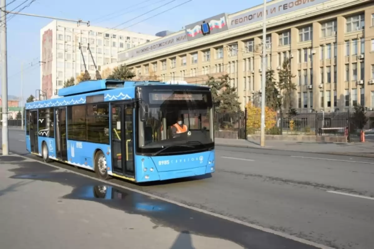 На улицы Саратова вышли перекрашенные б/у троллейбусы из Москвы