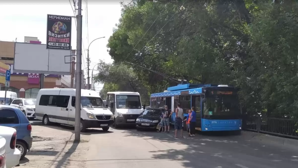 Тройная авария у «Триумфа» в Саратове парализовала движение по улице  Астраханской