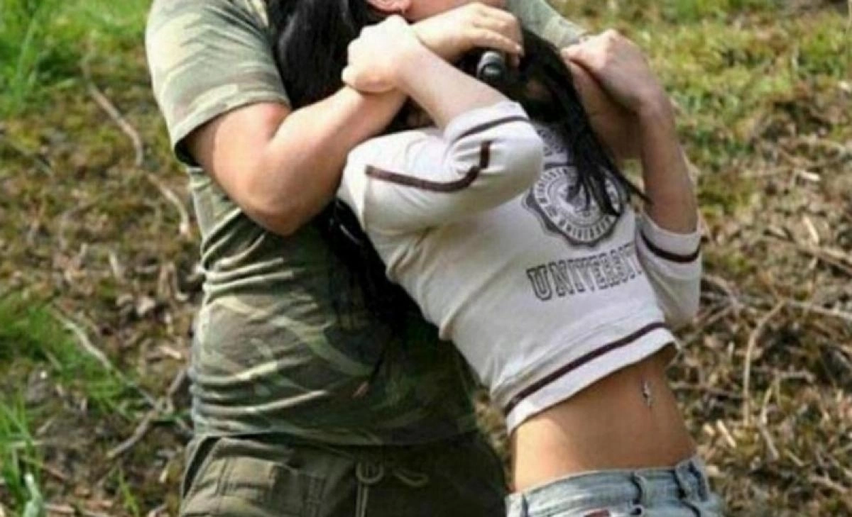 Насильник хотел познакомиться с 22-летней девушкой на остановке, а получив отказ, надругался над ней в кустах