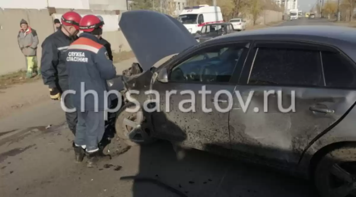 ДТП с пострадавшими в Энгельсе: на месте работают сотрудники экстренных  служб