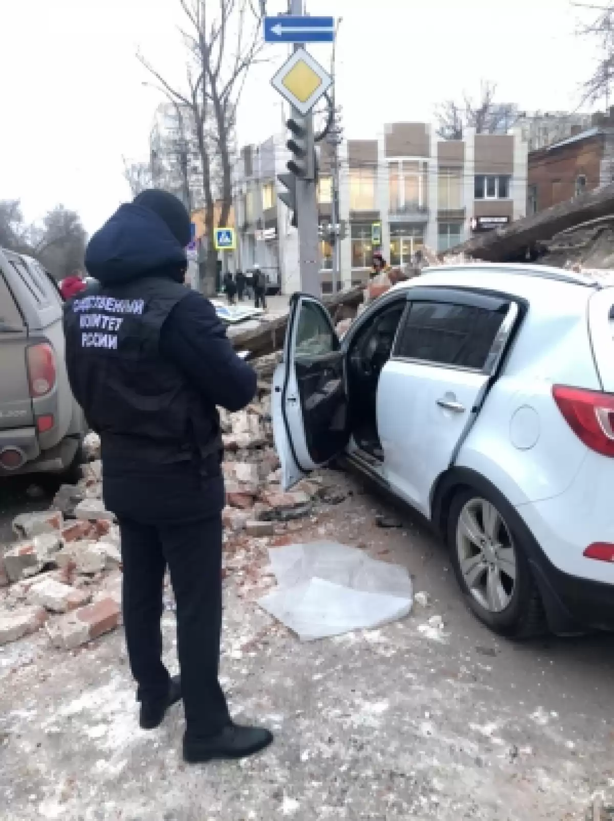 В Саратове часть стены здания обрушилась на машины: пострадал водитель,  спасатели искали пострадавших под завалами