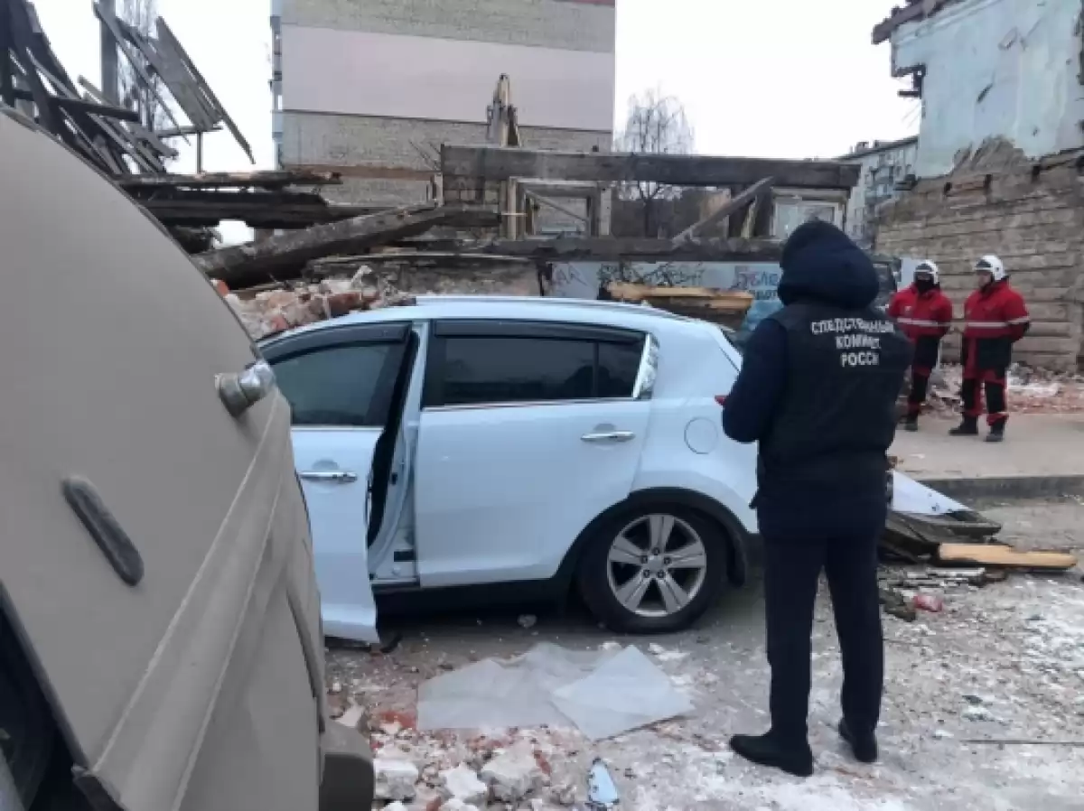 В Саратове часть стены здания обрушилась на машины: пострадал водитель,  спасатели искали пострадавших под завалами