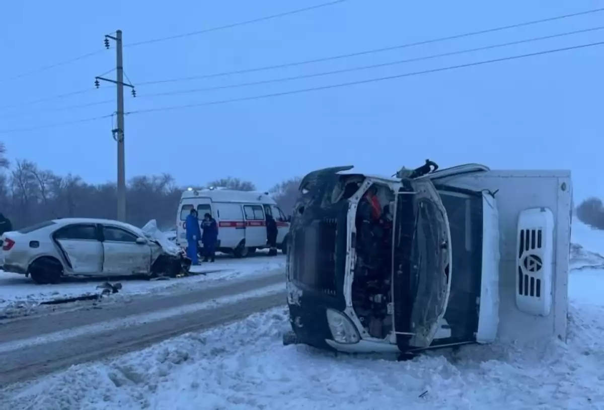 Смертельная авария под Энгельсом: водителю фургона предъявлено обвинение,  полиция ищет третьего участника ДТП