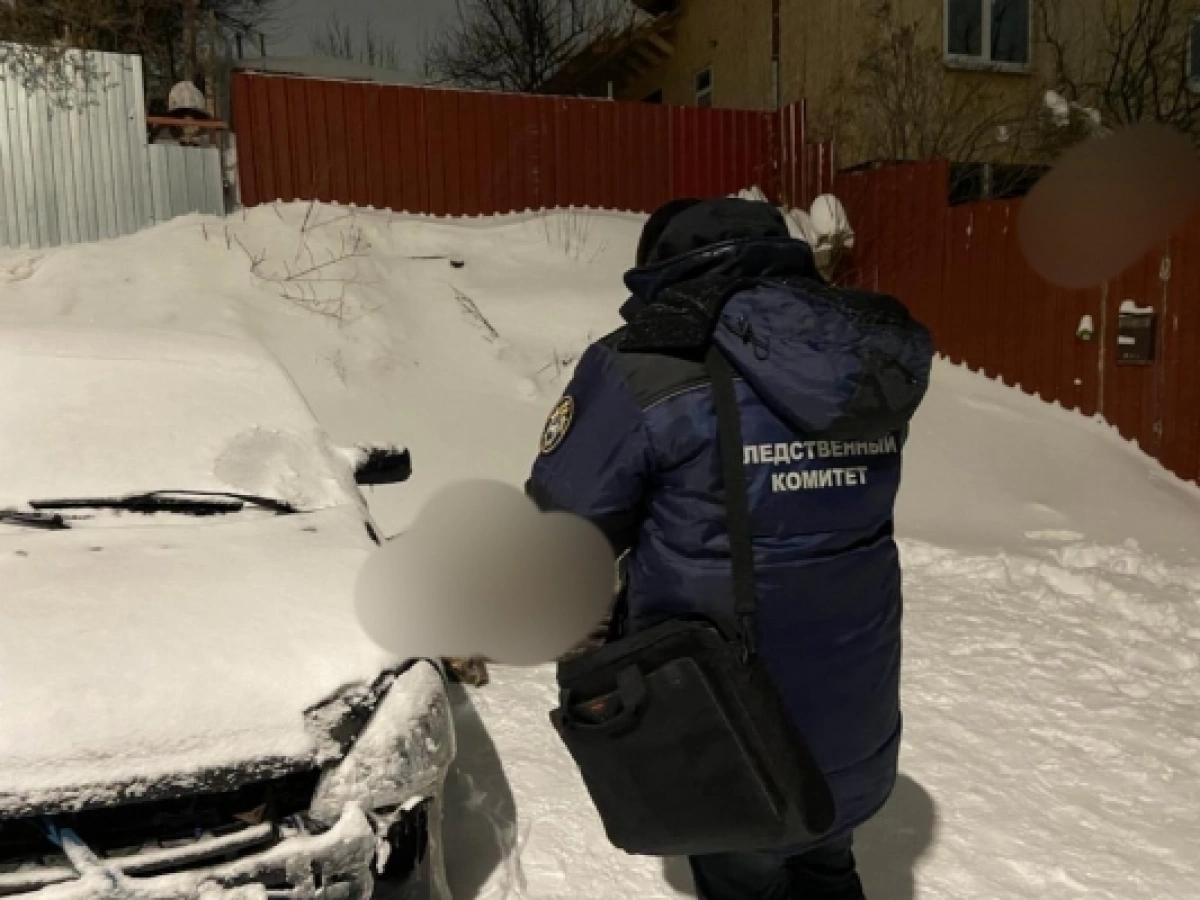 В Саратове нашли труп 23-летнего парня в припаркованной у частного дома  машине