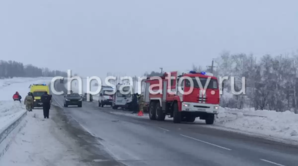 В массовом ДТП на саратовской трассе погибли трое мужчин