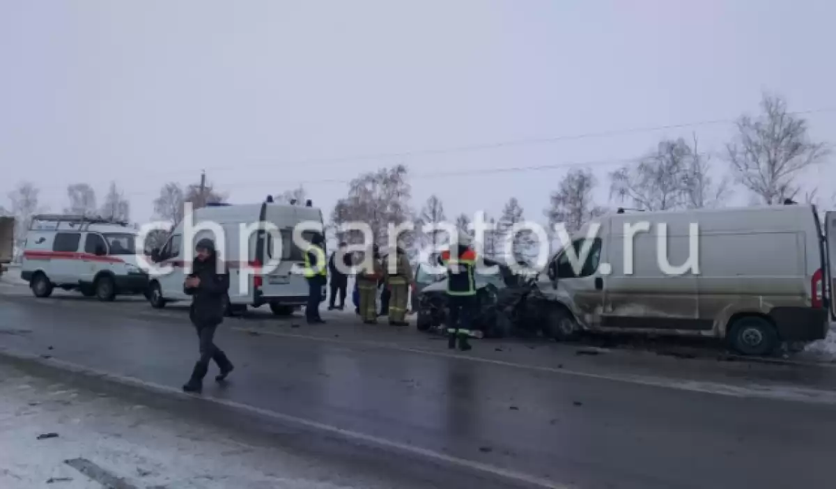 В массовом ДТП на саратовской трассе погибли трое мужчин