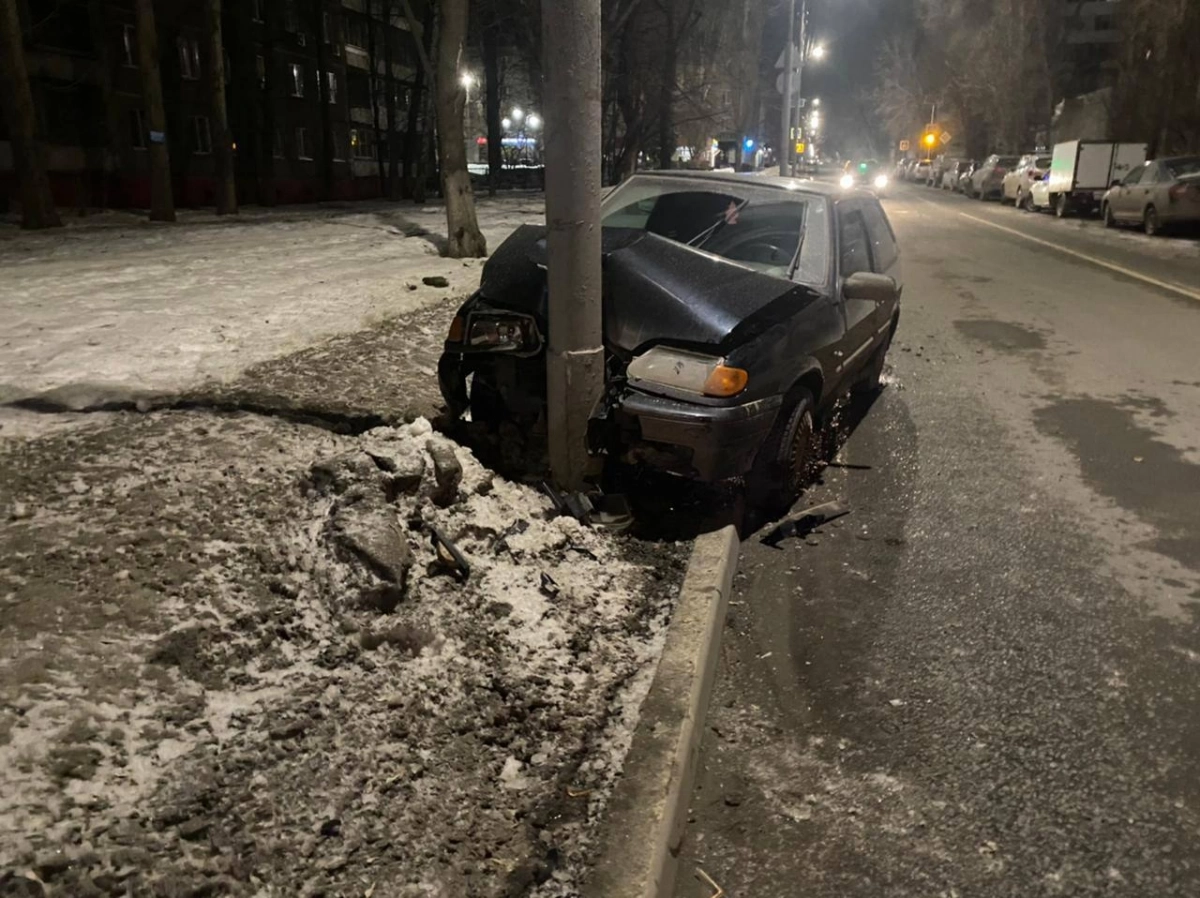 Ночью в Октябрьском районе ВАЗ влетел в столб, водитель госпитализирован