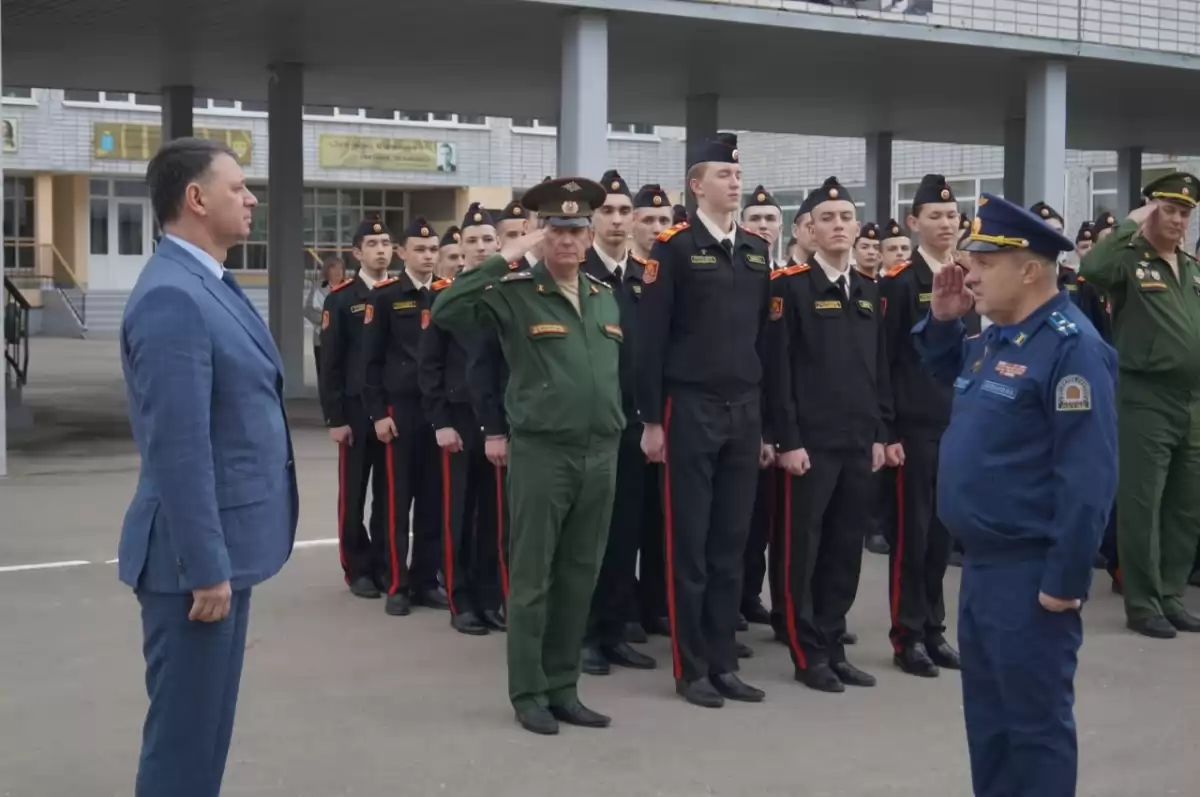 В саратовской школе состоялась первая торжественная церемония поднятия  флага и исполнения гимна