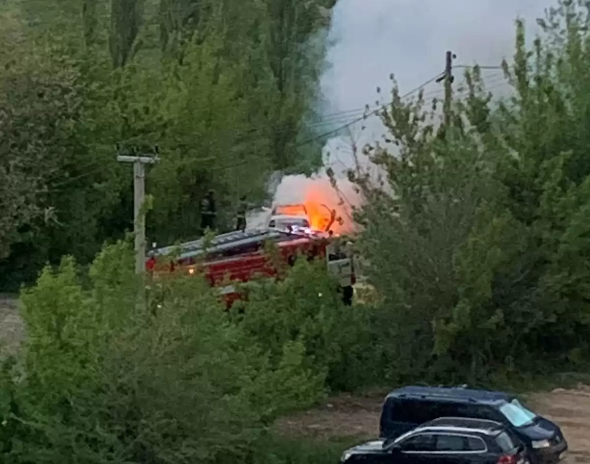 В поселке Юбилейный после взрыва загорелась «Лада Приора»