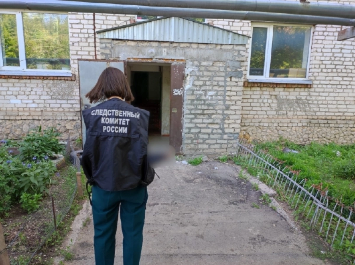 В Пугачеве обнаружили мертвого мужчину возле подъезда многоквартирного дома