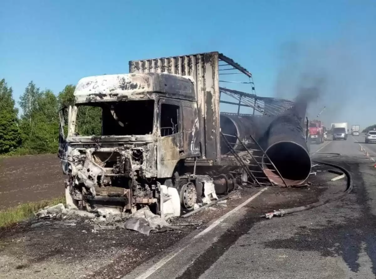 На трассе у Полчаниновки сгорел перевозивший трубы Камаз с прицепом