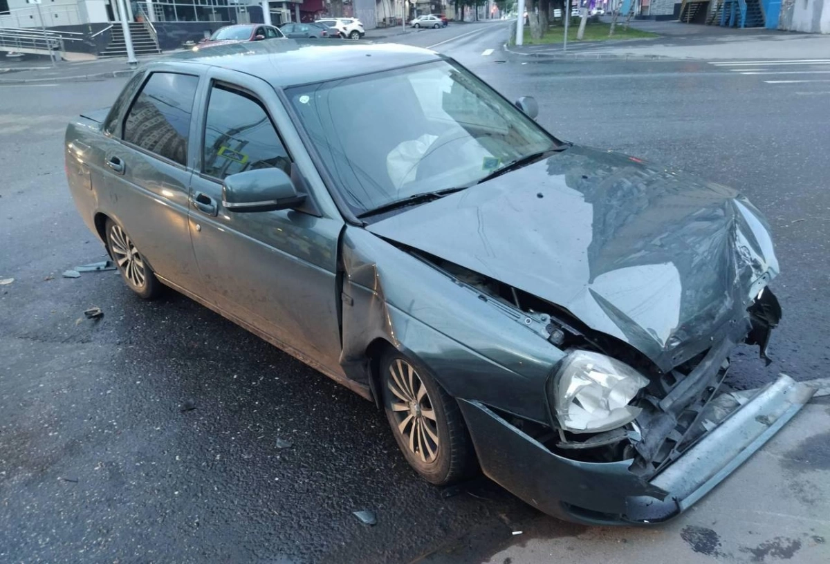 4 человека пострадали в ночной аварии на Кутякова в Саратове