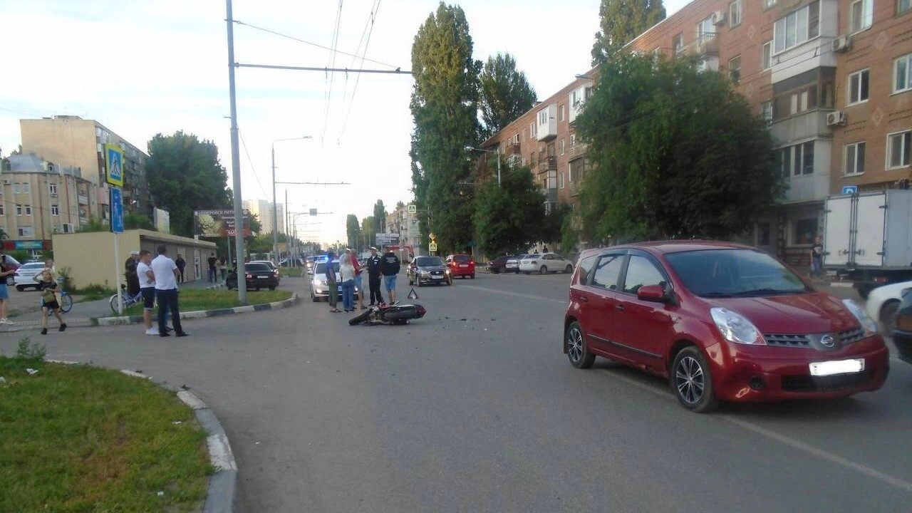 В Энгельсе при столкновении с «Ниссаном» покалечился молодой байкер