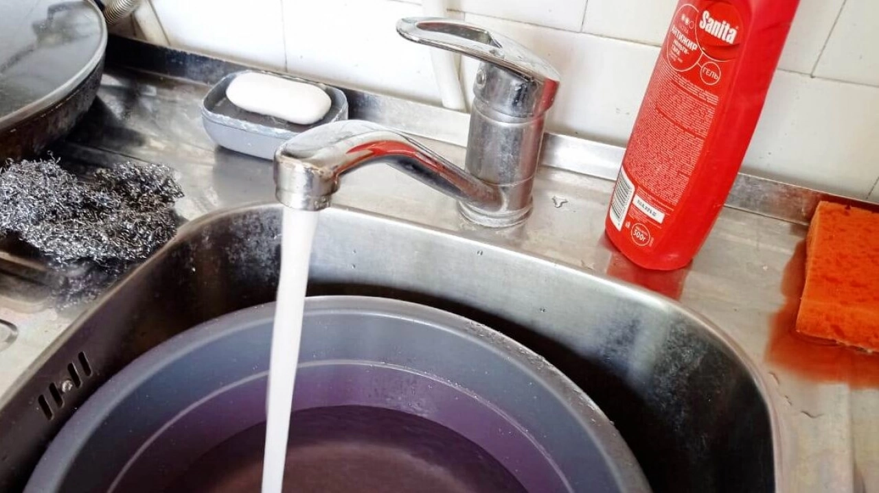 Жители Энгельса на месяц остались без горячей воды: уставшие мыться в тазике граждане жалуются Плеханову