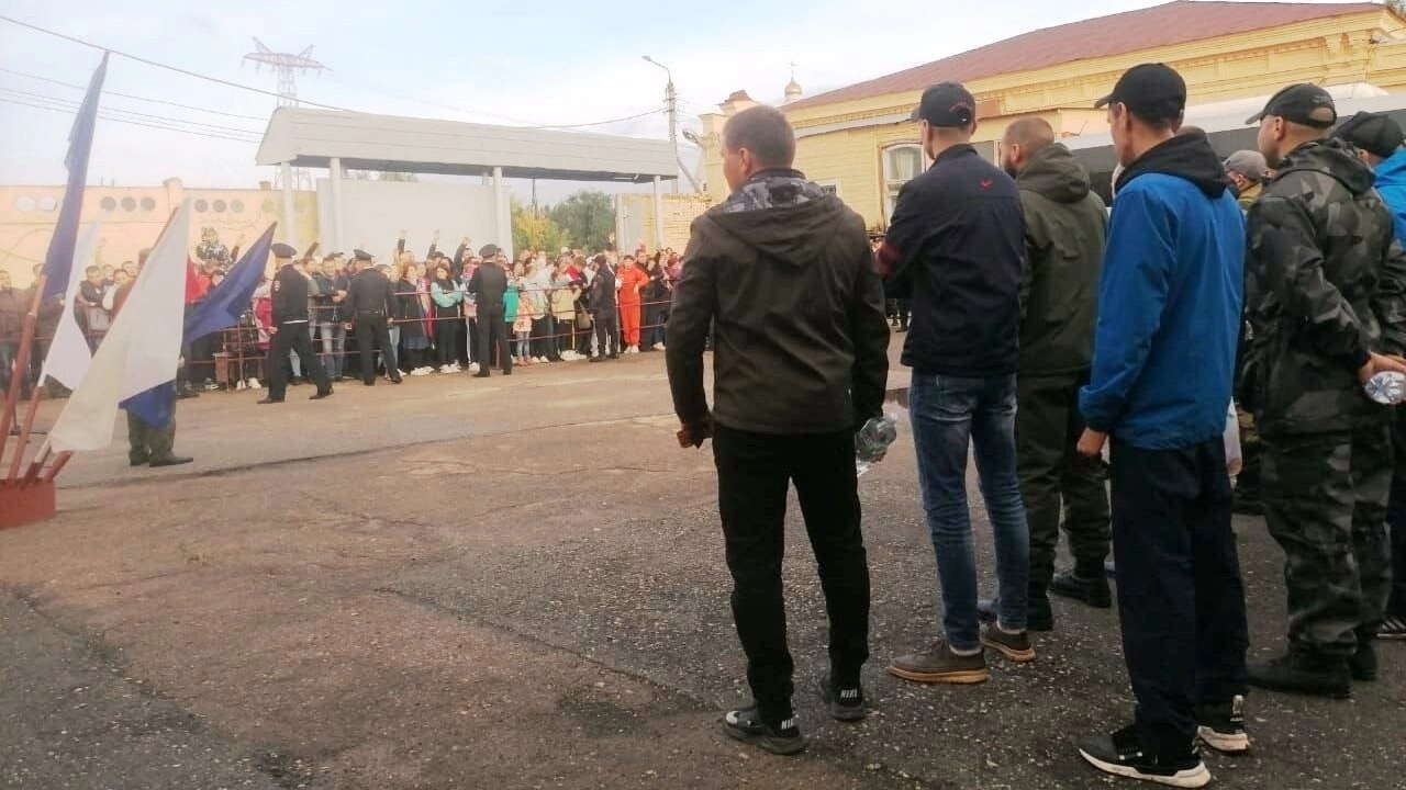В Балаково Сергей Грачев проводил призывников в учебный центр