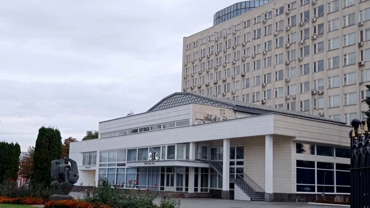 Олегу Костину и еще 5 саратовским чиновникам сократят зарплаты из-за неисполнения KPI 