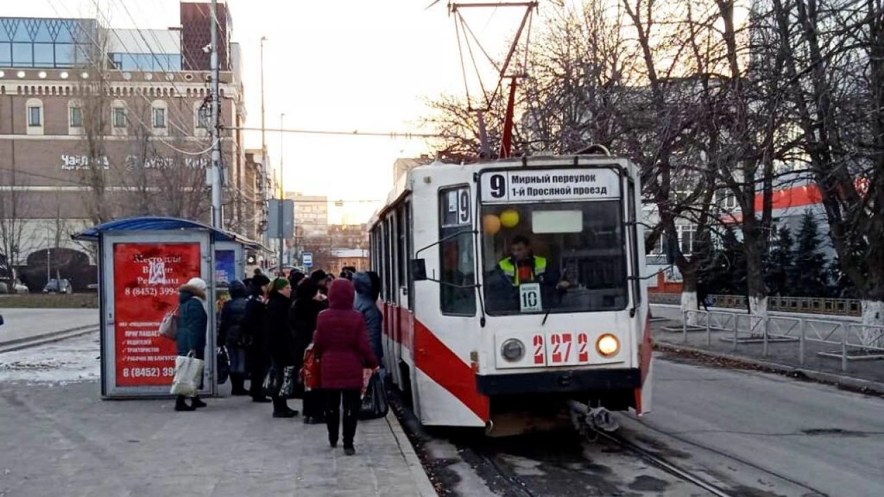 В Саратове трамвай не смог подняться в гору и высадил пассажиров после  оплаты