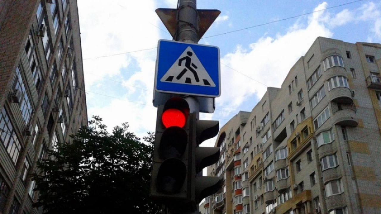 Светофоры у школ и ограждения на 12 улицах установят в Саратове