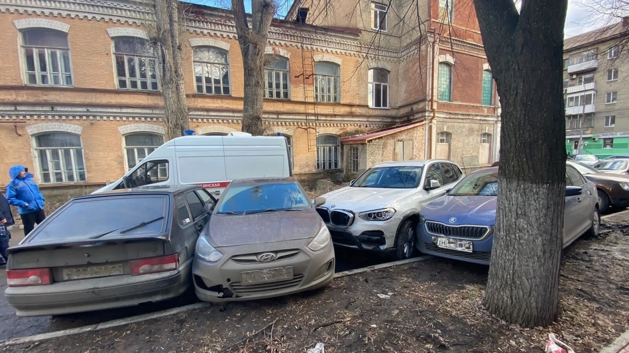 В Саратове женщина на БМВ врезалась в 4 авто на Железнодорожной